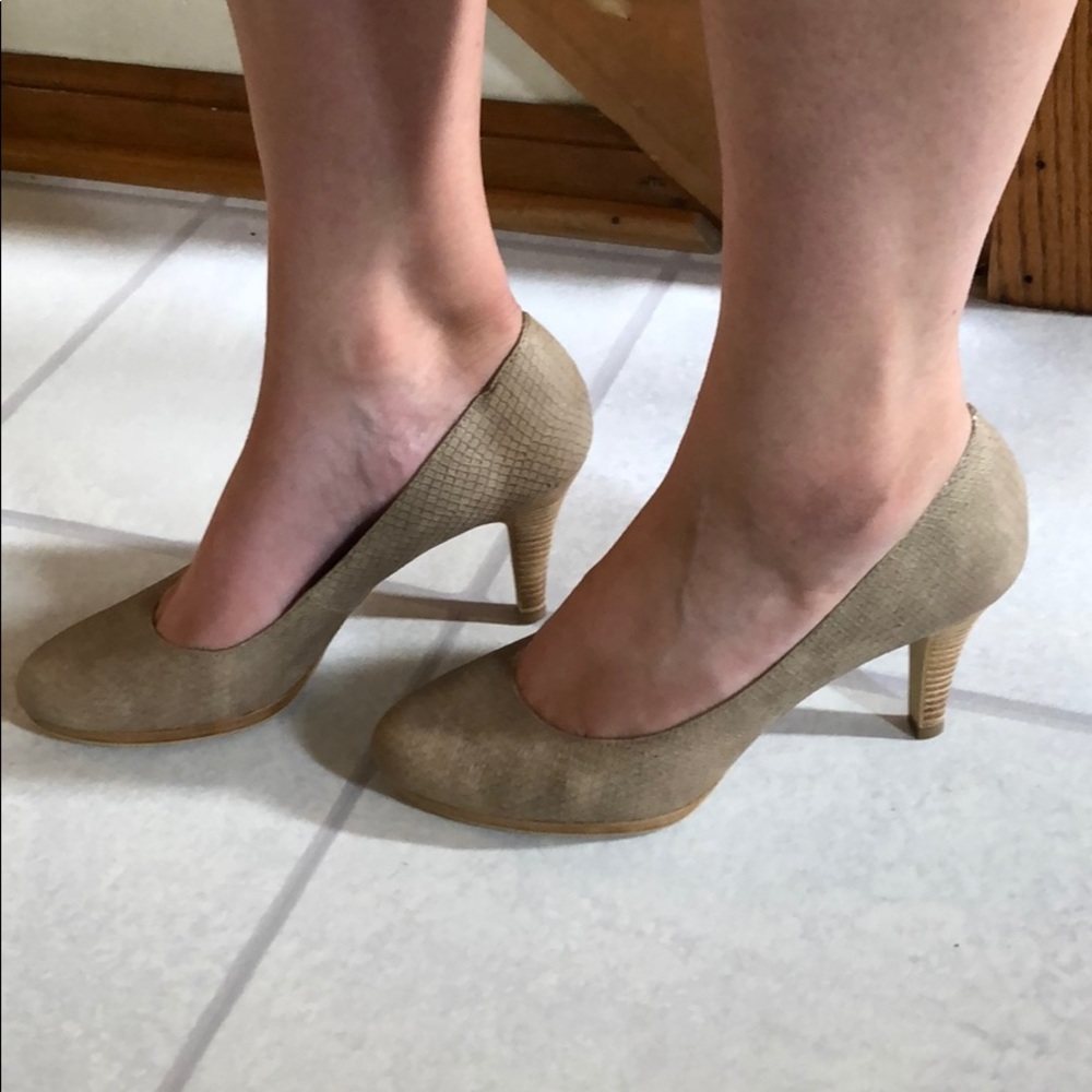 Ann Klein size 8 1/2 heels never worn.